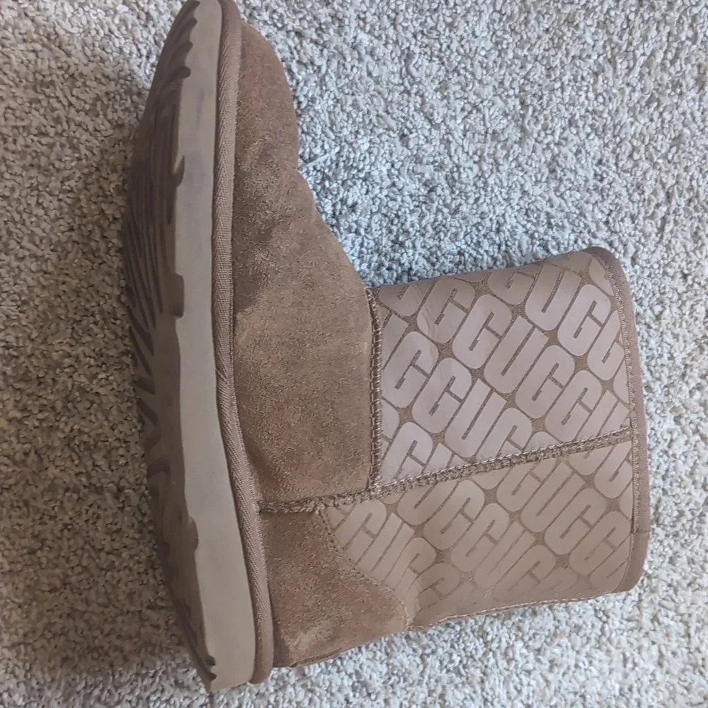Ugg classic Short 2 Beige‎ logo Boots. Size 6